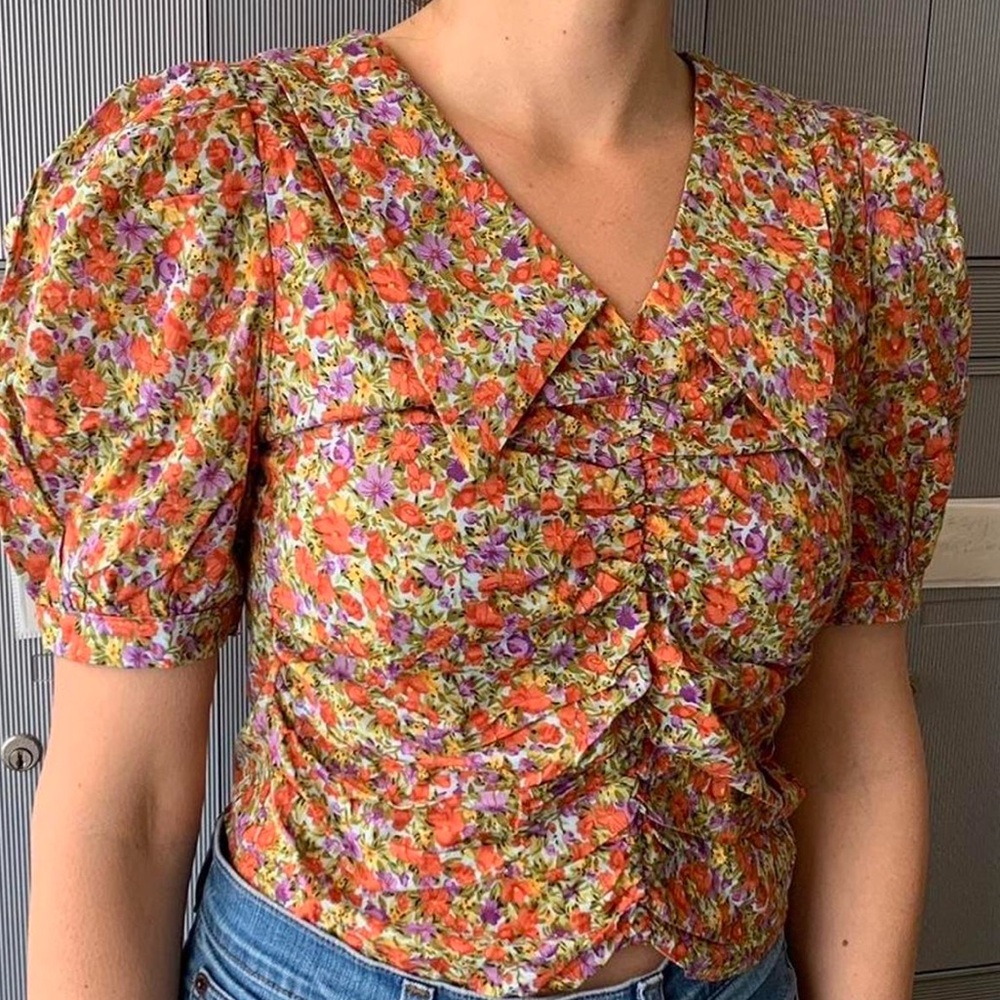 Summer blouse with fun sleeved and collar. Would best fit a size xs-s.